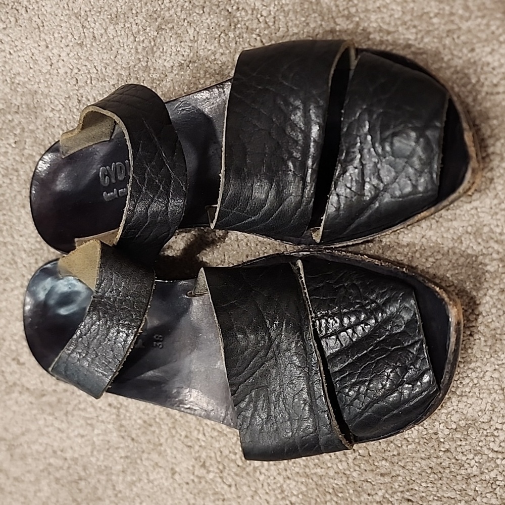 Cydwoq Sandals